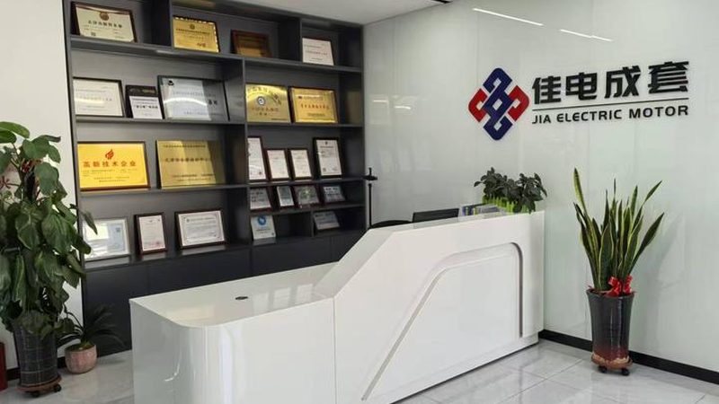 加盟店的选址和装修直接关系到店铺的运营效果。在选址时，要考虑以下因素：